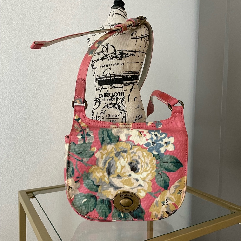 Gorgeous Little purse ! Cath Kidston
Norfolk Rose
Pink Floral...🌷🌺💐❤️⚡️